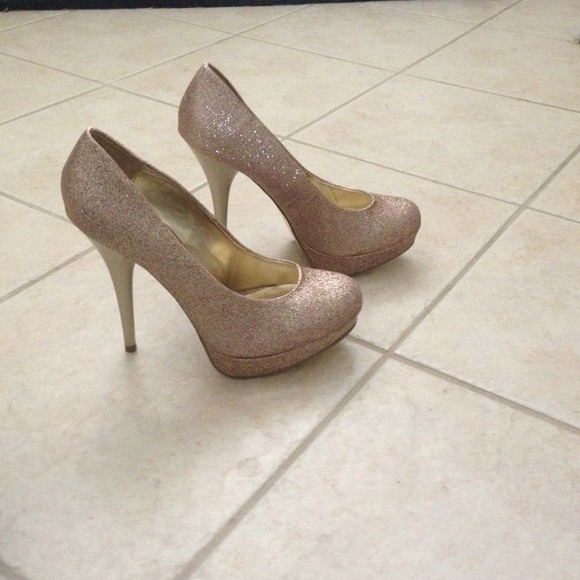 NEW Steve Madden Size 8.5 Gold Glitter High Heels!