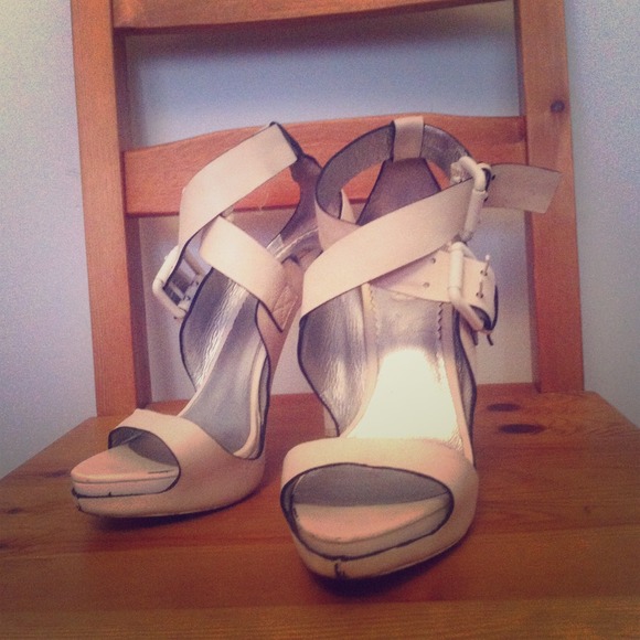 Report Signature white open toe hills