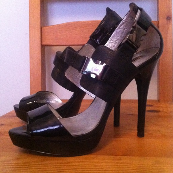 Report Signature shiny leather high heels.