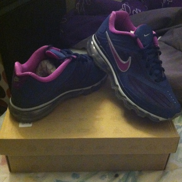Nike Shoes - BARELY WORE NIKE AIRS
