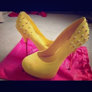 Yellow spike platform pumps