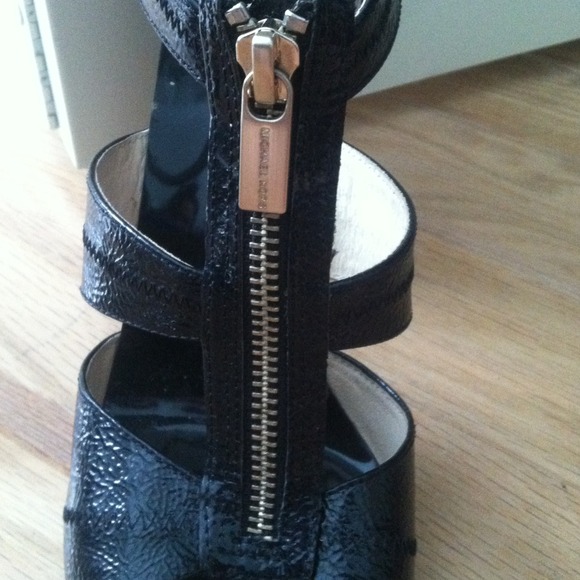 Michael kors black leather heels - Picture 2 of 4