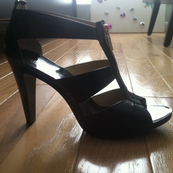 Michael kors black leather heels - Picture 4 of 4