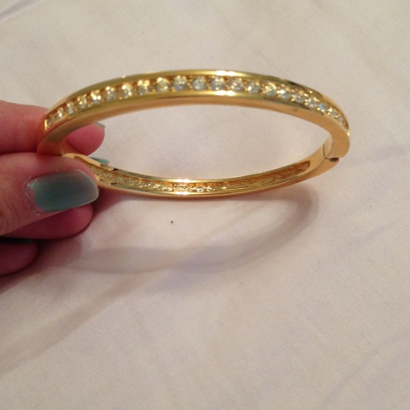 Beautiful gold bangle with crystals!