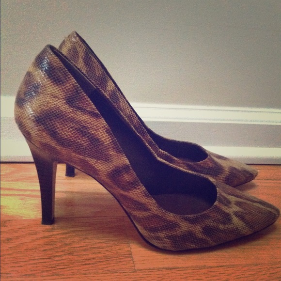 ***SOLD***Banana Republic leather classic pumps