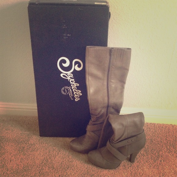 Seychelles grey boots