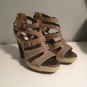 VERA WANG SANDALS!
