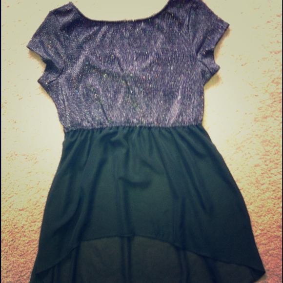 🚫SOLD🚫Silver, hi-lo top!