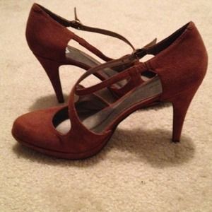 Bandolino brown suede pumps