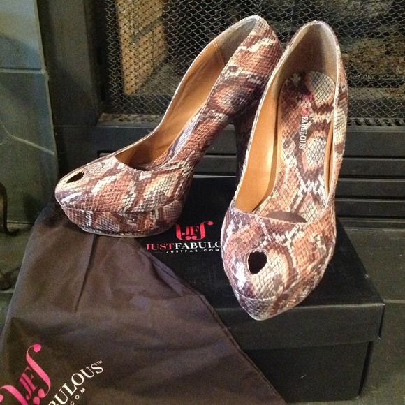 ....Hold for @chayito 1975....JustFab Emmanuella