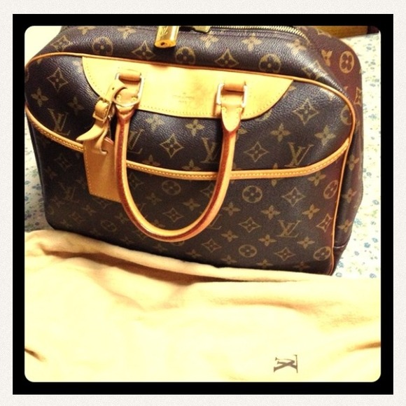 Authentic Louis Vuitton Deauville Bag.