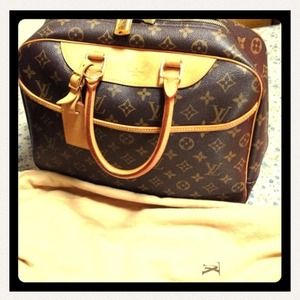 Authentic Louis Vuitton Deauville Bag.