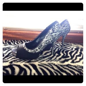 Snake black and white heels