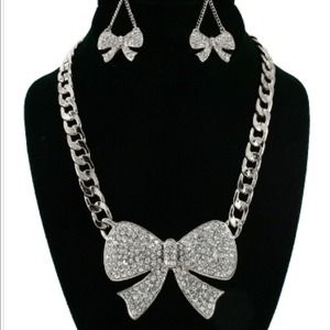 Oversized Silver Bow Necklace Set