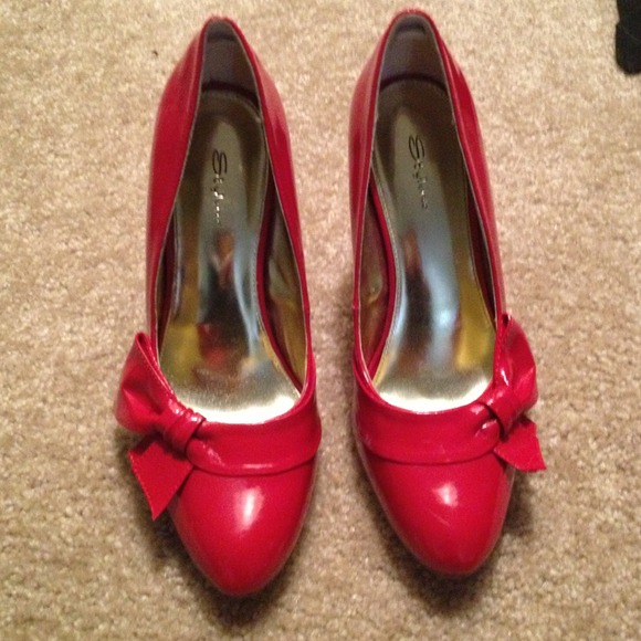 Adorable red Bow tie pump