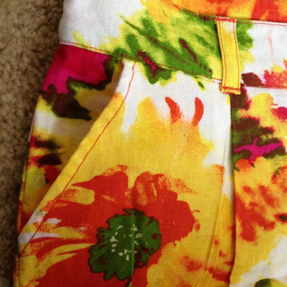 ⛔SOLD⛔Floral high wasted shorts - Picture 3 of 3