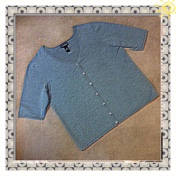 ❌SOLD❌Short-sleeve Medium Grey Sweater-in bundle