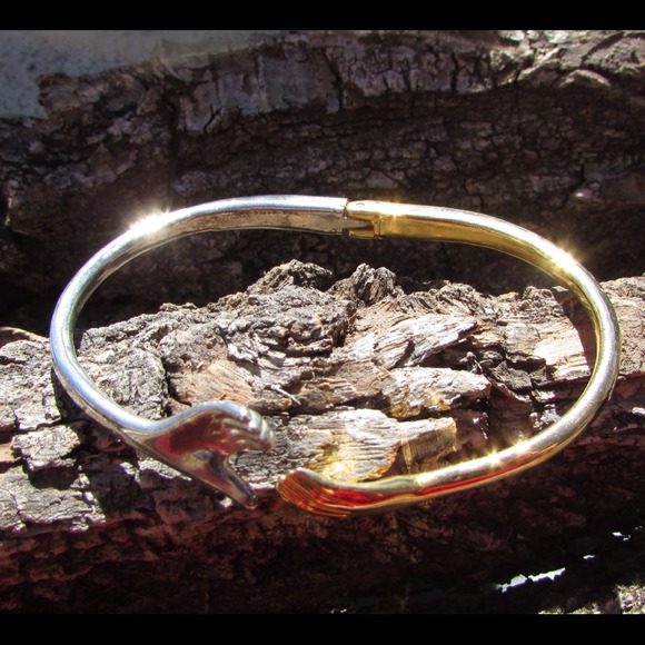 *SOLD* Vintage Hands Beacelet - Picture 4 of 4