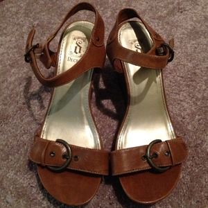 Decree. Tan wedges 7.5