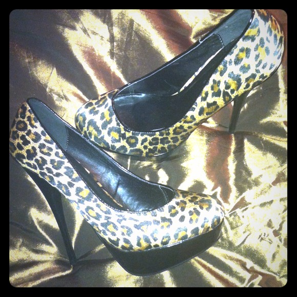 Platform leopard pumps