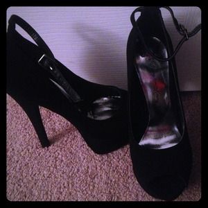 Penny loves Kenny black peep toe heels