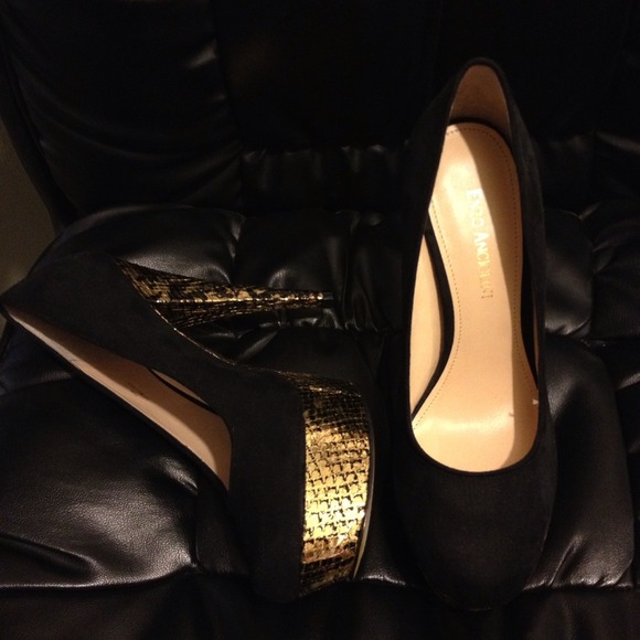 Enzo Angiolini Pumps& gold snake skin like accents - Picture 1 of 3