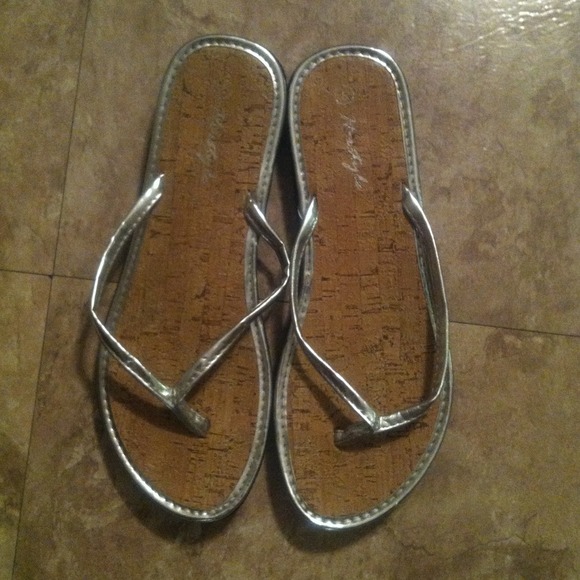 Shoes - 💥💥SALE💥💥    Flip flops