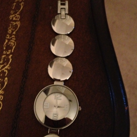 Fleur de Lis watch! - Picture 3 of 4