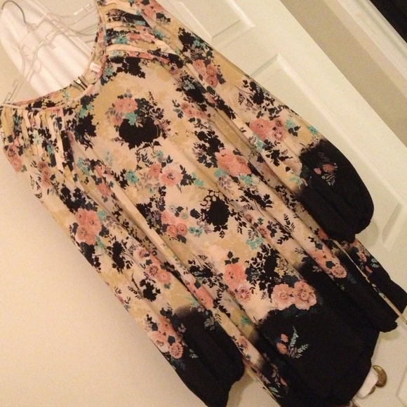 Beautiful floral dress!