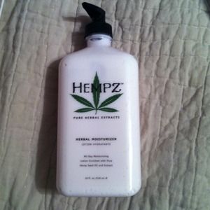 **SOLD**Hempz Lotion *bundled for alexiacatalina*