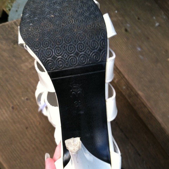 White heels - Picture 2 of 4