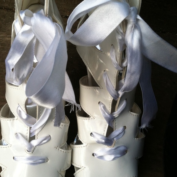 White heels - Picture 3 of 4