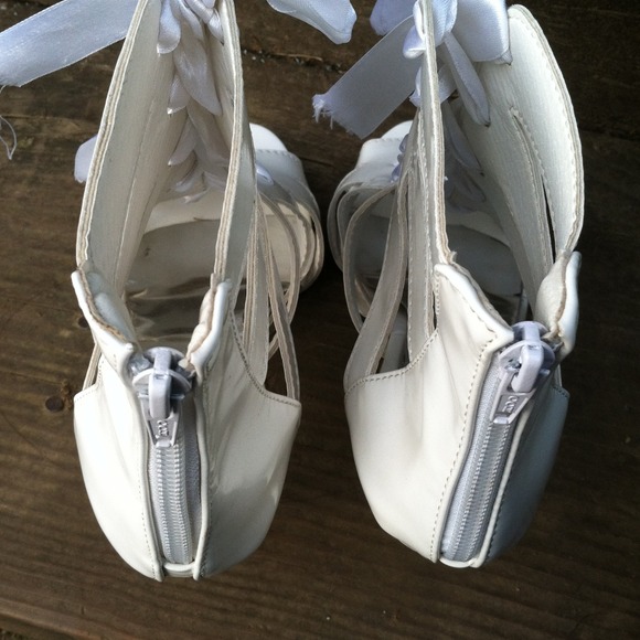 White heels - Picture 4 of 4