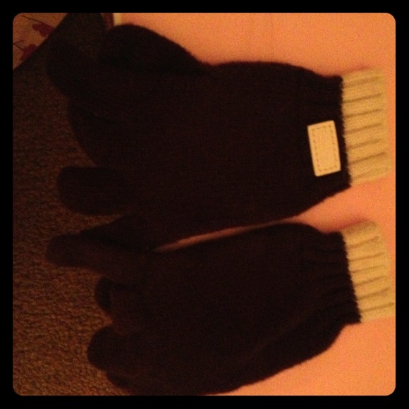 SOLD to @silver101angel Authentic coach glove
