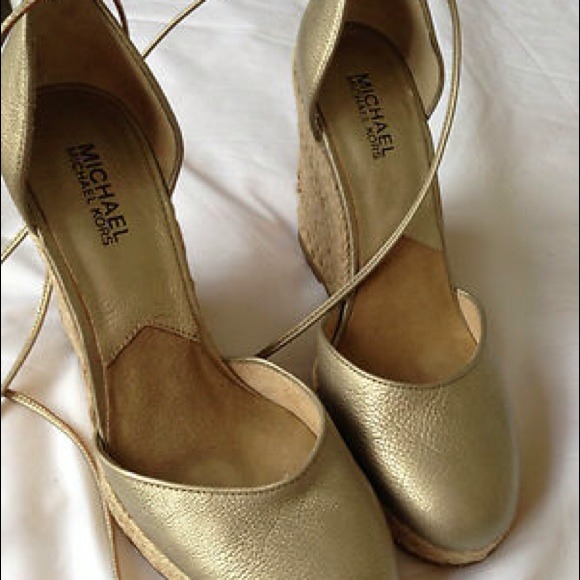 ⛔SOLD ELSEWHERE⛔Michael Kors Gold & Leather E - Picture 3 of 4