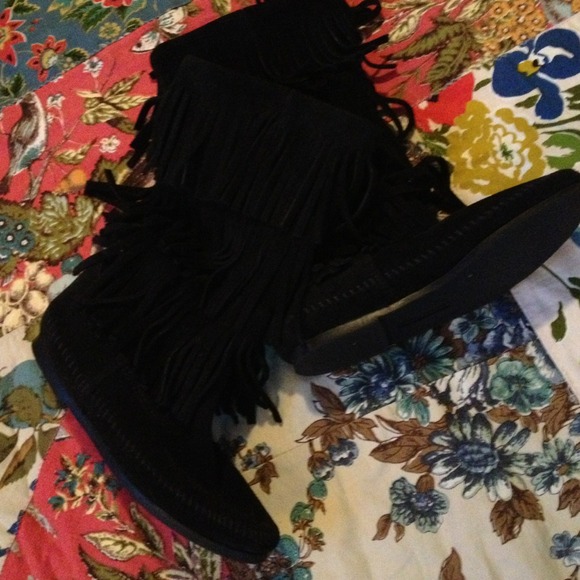 ⭐sold⭐minnetonka 3 tier fringe, size 7, black