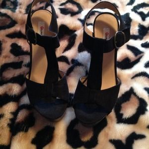 Black wedges