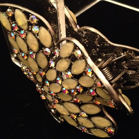 ⛔Sold for bundle Butterfly hair clip🎀 - Picture 4 of 4