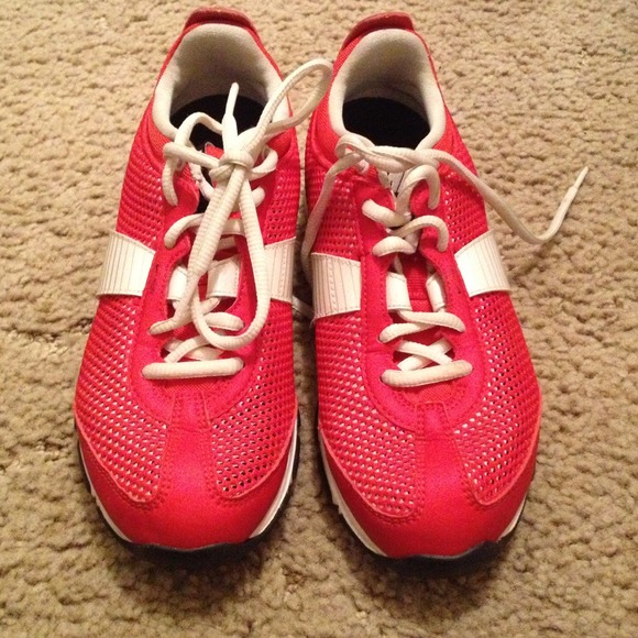 Tennis shoes