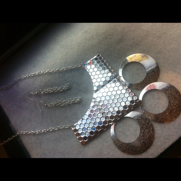 Silver necklace set