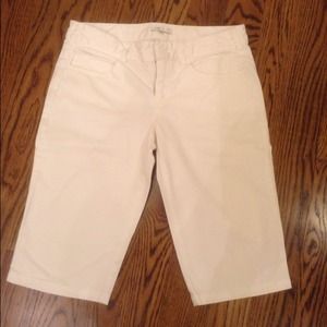 💋Vince white Bermuda shorts. Size 6