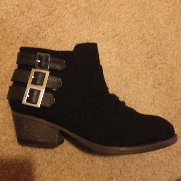 Shoes - Picture 2 of 4