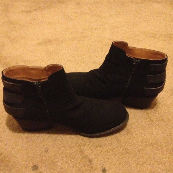 Shoes - Picture 3 of 4