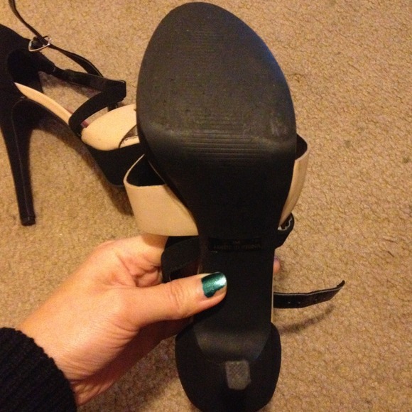 Heels - Picture 4 of 4