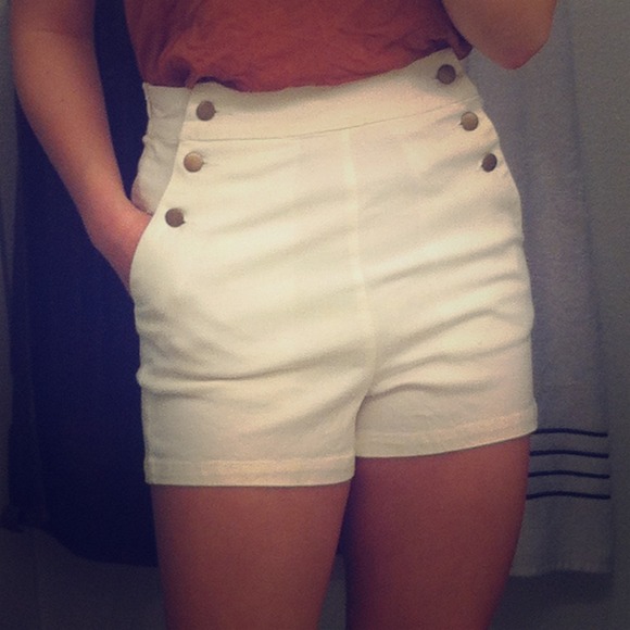 ☀Sold😍 High waisted white shorts, with buttons!