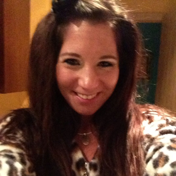 MEET YOUR POSH'R - Picture 2 of 4