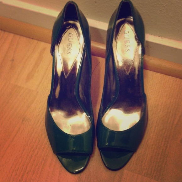 🌟PRICE REDUCED🌟Guess Green peep toe pumps