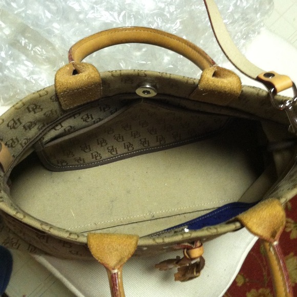 Authentic Dooney and Bourke signature bag - Picture 3 of 3