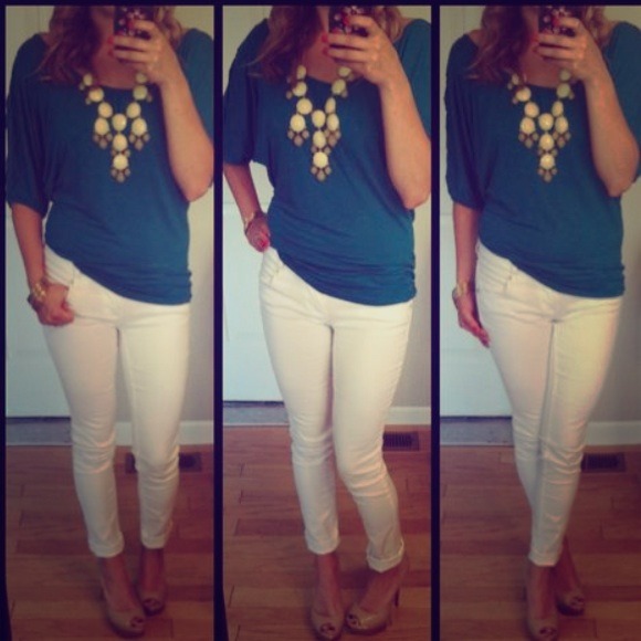 ❌SOLD❌ Teal blue top w/ lace sleeve details