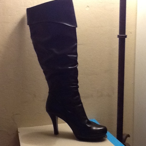 👜💕💗💋Knee High Black leather boots.👢👠🎀💄